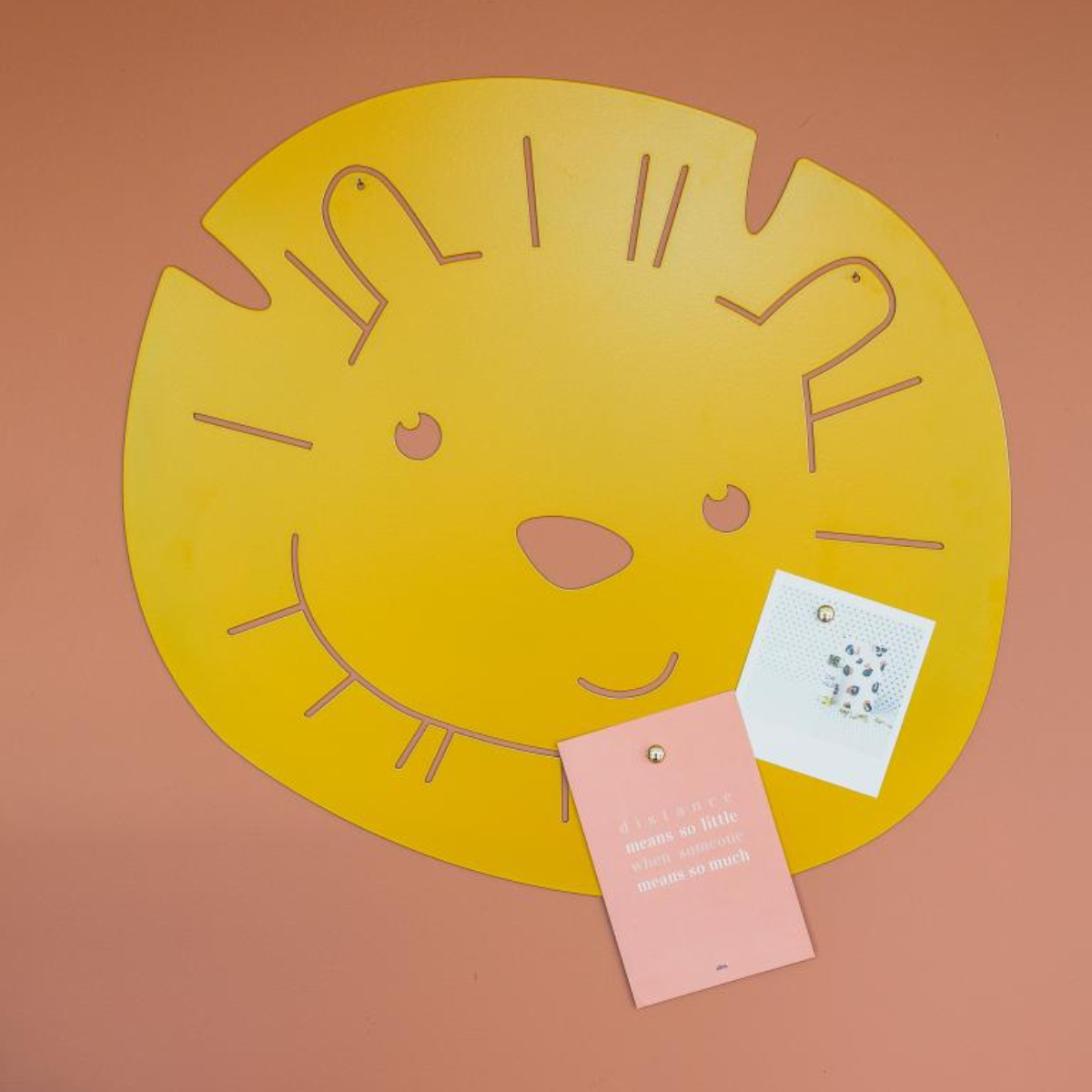 Tablero de pared metal Magnético León color Mustard Medidas 43 de altura x 50 de ancho cm